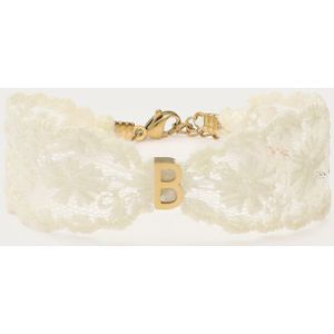 Weißes Armband mit Spitze und Initialen