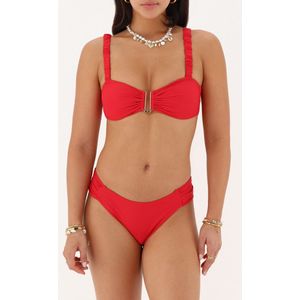 Rote Bikini-Hose in V-Form