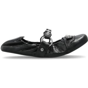 - Sleek Red Flats With Rounded Toe And Minimalist De in zwart