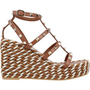 Valentino Garavani Sandalen - Rockstud Calfskin Wedges With Straps in bruin