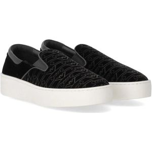 Emporio Armani Low-Top Sneakers - EMPORIO ARMANI SLIP-ON MONOGRAM SCHWARER SNEAKER in zwart