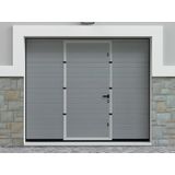 Sectionale garagedeur met gegroefd effect en centrale grijze loopdeur met motor - NORIA