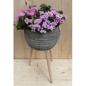 Warentuin Natuurlijk - Rieten plantenbak grijs op poten met zomerbloeiers roze h55 cm