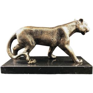 Een brons iron beeld sculptuur van een leeuwin