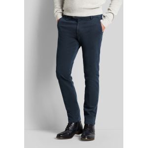 Bugatti Herren Een chino met een nauwsluitende pasvorm