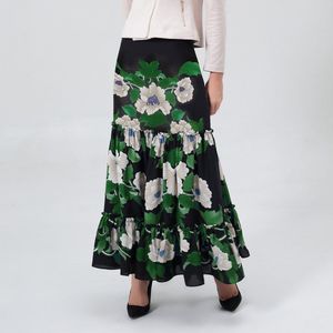 Lange bloemen gedrukte rok en grootvliegen