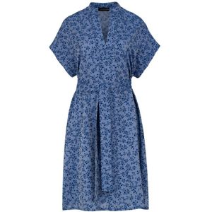 Blauwe jurk met bloemenprint en zijsplitten