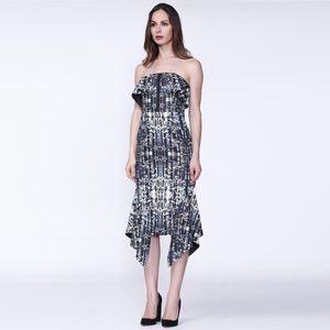 Gedrukte cocktailjurk, met bustier gesneden aangepast met buste en Baskische ruches