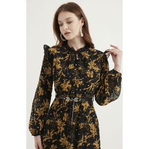 Chiffonjurk met gedetailleerd patroon en riem