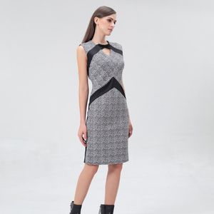 Fitcocktailjurk met geometrische print en trui garnering