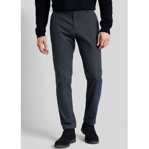 Bugatti Herren Een chino met een nauwsluitende pasvorm