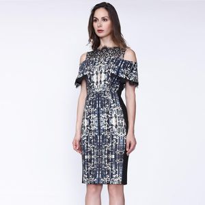 Korte bedrukte cocktailjurk, met bardot halslijn en kanten garnering