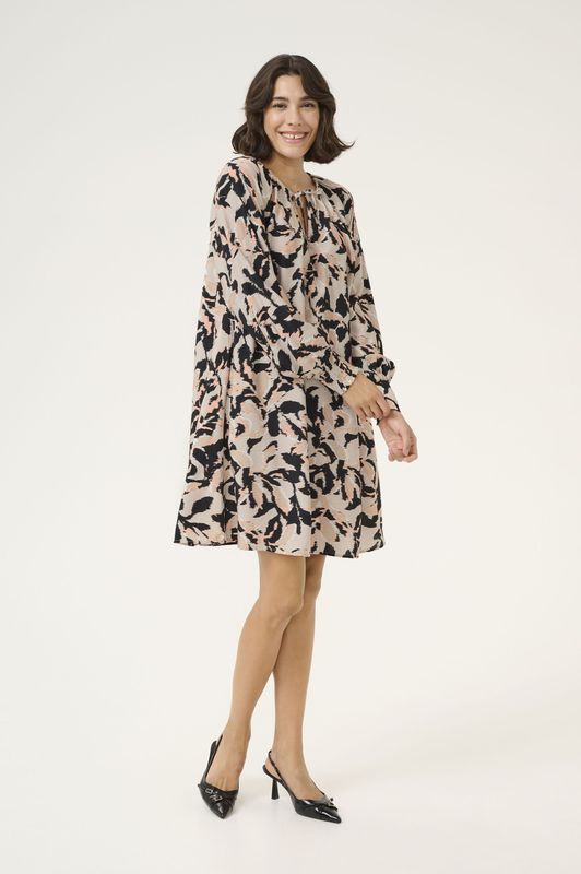 Kaffe - Kapaco Short Dress - A-lijn Jurk - Beige/Black/Peach Blurry Leaf - 87% Viscose, 13% Nylon