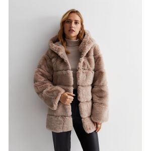 Horizontaal gesneden bontjas met capuchon