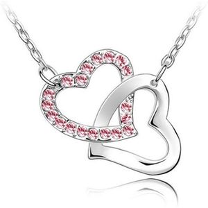 Swarovski - Halsketting met twee hartjes, waarvan één is gezet met roze Swarovski-kristallen. Het andere hart is gerodineerd.