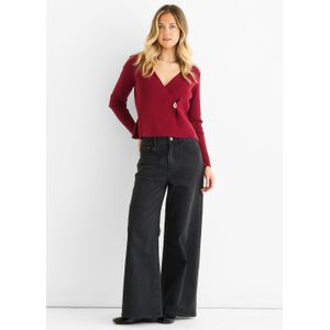 Bordeauxrode knoopomslag compact gebreid vest