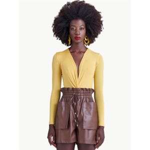 Devant torsadé, boutons-pression en bas, body emblématique à manches longues