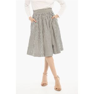 Uitlopende luifel met strepen in wit, grijs