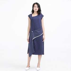 Asymmetrische streep trapeze midi -jurk