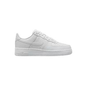 Nike Frisse Leren Sneakers met Geperforeerde Neus , White , Heren , Maat: 43 EU