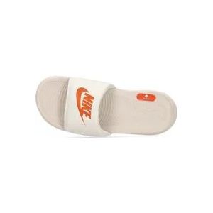 Nike Comfortabele Rubberen Slippers met Textuur Voetbed , White , unisex , Maat: 44 EU