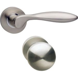 Wisselgarnituur rechts 1695 George op rond rozet 7mm nokken met profielcilindergat plaatjes nikkel m