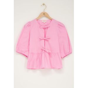 Roze top met strikjes en pofmouwen