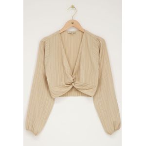 Beige crinkle crop top met knoopdetail