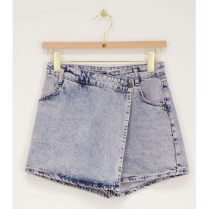 Blauwe denim skort met overslag en roze gloed