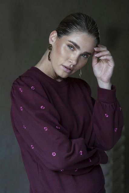 Geisha - 52870 - Trui - Bordeauxrood - Met Ronde Hals En Subtiele Pareldetails