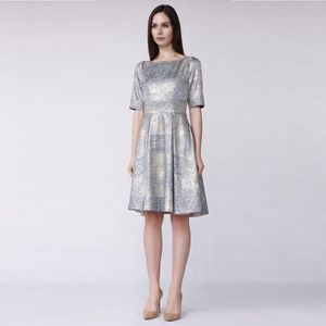 Gebogen en wijd uitlopende cocktailjurk in Jacquard