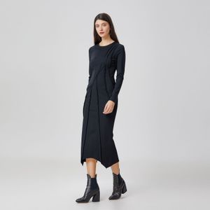 Jurk met asymmetrische structuurlijnen