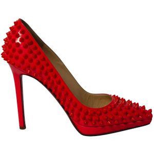 Christian Louboutin Pigalle Plato 120 Spiked Hakken in Neon Rood Patelleer