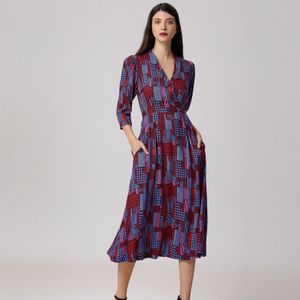 Midi-wikkeljurk met grafische print en V-hals