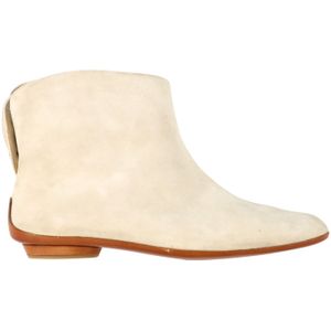 Salvatore Ferragamo Limited Edition Platte Enkellaarsjes in Crème Suède