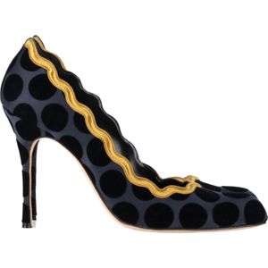 Manolo Blahnik Effen Puntige Pumps met Golfrand in Marineblauwe Satijn