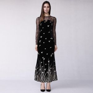 Lange gouden geborduurde fluwelen jurk