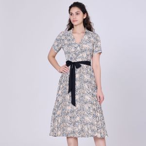 Plooien gedrukte thee -jurk en toegevoegde riem