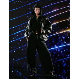 Bershka Kpop Demon Hunters Huntr/X Barrel Broek Van Fleece Met Print Dames M Zwart