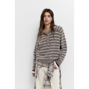 Trui Met Stiksel En Knopen