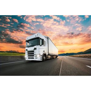 Fotobehang - Vrachtwagen met prachtige achtergrond, Truck, 11 maten, inclusief behanglijm
