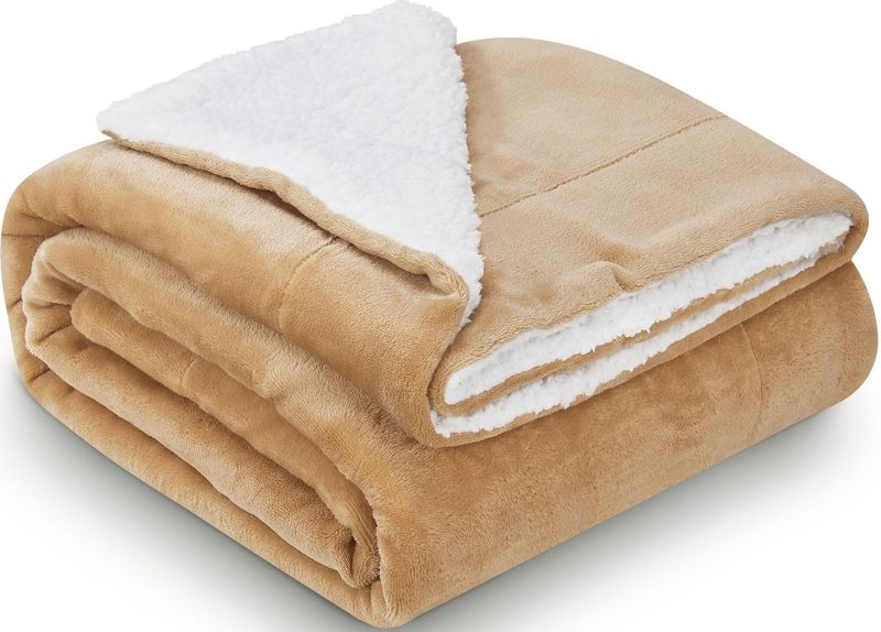Juskys Fleecedecke 150x200 cm mit Sherpa - flauschig, waschbar - Decke für Bett & Couch - Camel