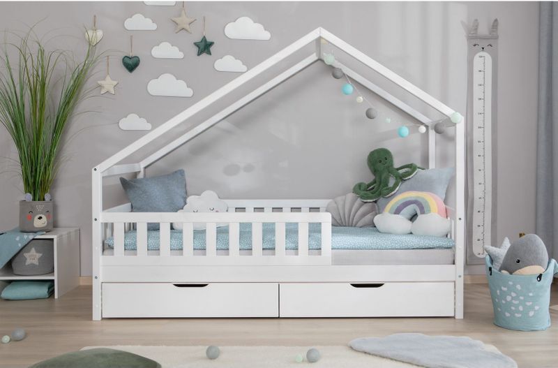 TiCAA TiCAA Hausbett Bodenbett wandelbar mit asymmetrischem Dach "Lou" 90/100/120/140x200 cm für Jungen & Mädchen, inkl. Rolllattenrost, Schubladen & Rausfallschutz, Montessori Bett aus Kiefer Massivholz