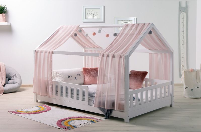 TiCAA TiCAA Kinderbett Hausbett mit Tüll Kim 90x200 cm, 100x200 cm, 120x200 cm, 140x200  für Jungen & Mädchen, inkl. Rolllattenrost, Rausfallschutz variabel, Montessori  Bett Weiß aus Kiefer Massivholz