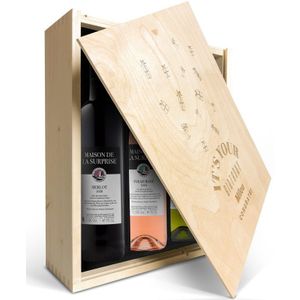 Wijnpakket in gegraveerde kist - Maison de la Surprise - Merlot, Syrah en Sauvignon Blanc