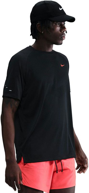 Nike - Stride Swoosh T-Shirt - Rood - Heren