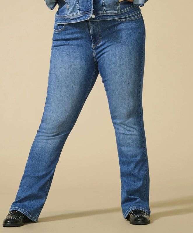 Carwilly - High Waist Flared Fit - Jeans - Plus Size