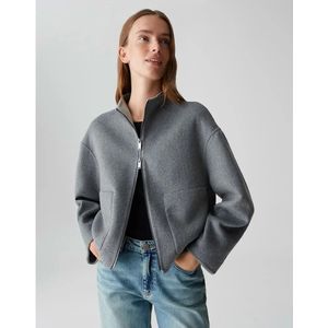 Korte donkergrijze vest met wol