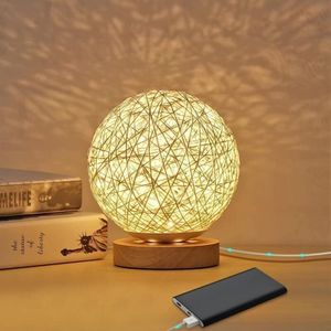 SNQ - Rattan-Nachtlicht, Tischlampe aus Holz mit handgewebtem Schirm, wiederaufladbar über usb, Stimmungslampe aus Rattan und Holz für Schlafzimmer,