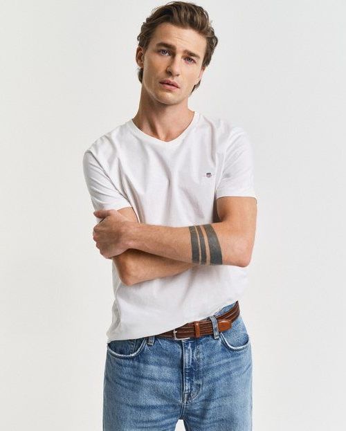 Gant T-Shirt SLIM SHIELD V-NECK T-SHIRT mit einer kleinen Logostickerei auf der Brust